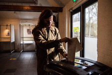 910121 Afbeelding van iemand die zijn stem uitbrengt in een stembureau voor de Tweede Kamerverkiezingen te Utrecht. In ...